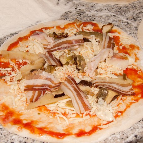 piano preparazione pizze, con zona separata per le pizze senza glutine e senza lattosio